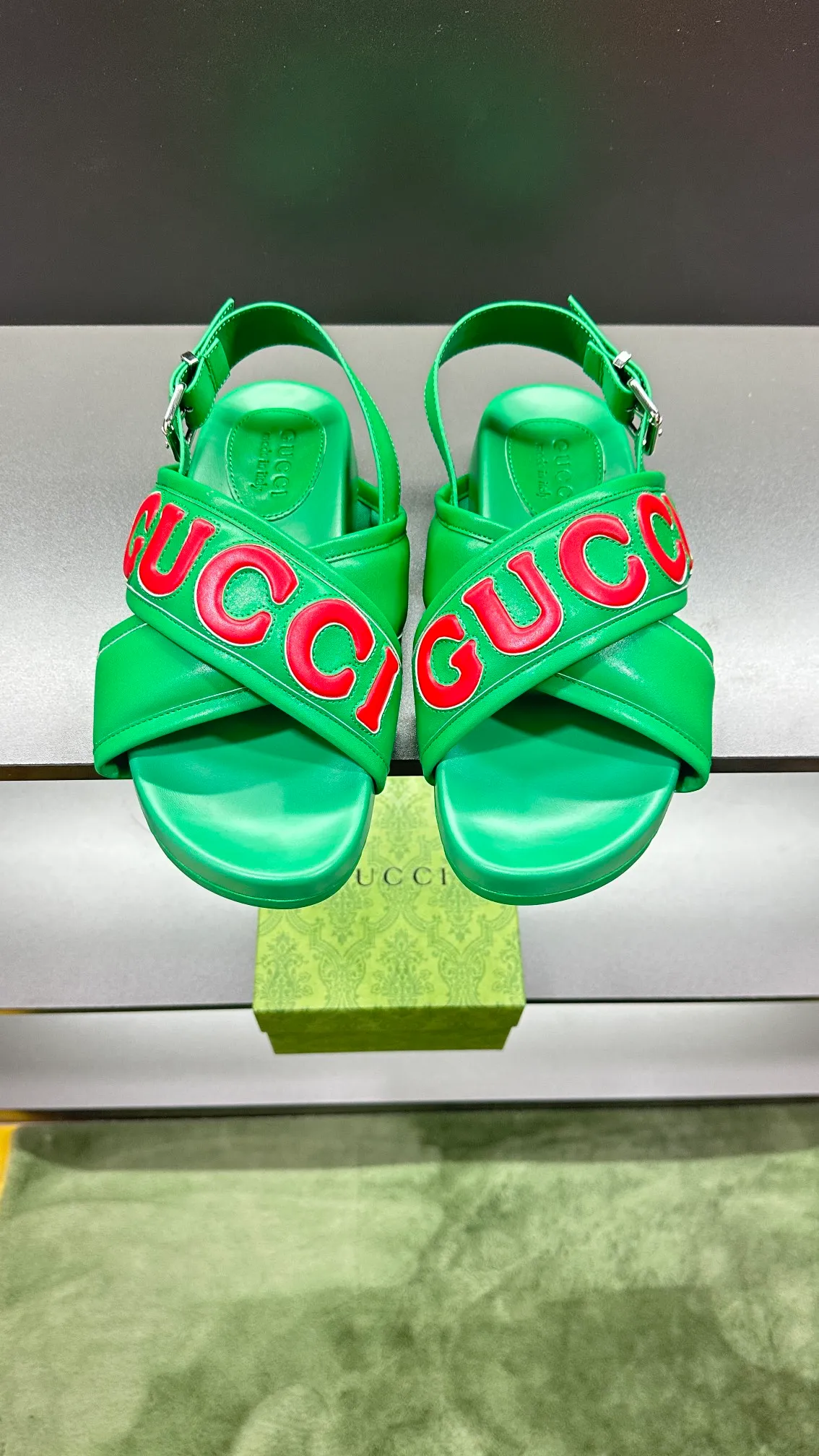 [G Family Couple Style] P: 320💰Female size 36~40 Men's size 39~45, (46. Custom-made GG slippers for men and women. This slipper is made of GG polyester fiber and is decorated with a Gucci label on the front, which adds a striking logo feel to the style. Beige GG recycled polyester fiber, same size for men and women, leather trim